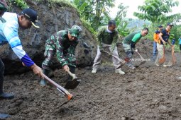 Bersihkan Material Longsor