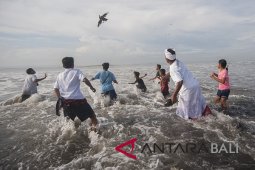 Melasti menjelang Nyepi Caka 1940