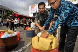 Untuk Nyepi aman, Kapolres Gianyar  musnahkan arak-tuak (video)