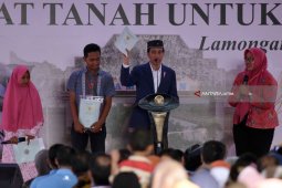 Penyerahan Sertifikat Tanah
