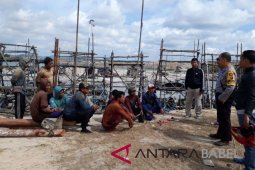 Polisi Jebus minta petambang liar bongkar ponton