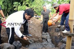 Penjabat bupati Gianyar ikut bangun rumah warga miskin