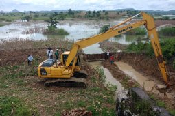Balai Besar Alirkan Air Waduk Pacal Melalui Pelimpas