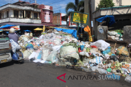 Tumpukkan sampah di Padangsidimpuan terus menggunung