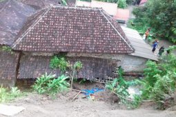 Hujan Akibatkan Tebing Longsor Di Magetan