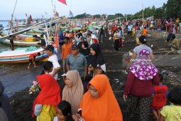 Warga Menonton Ikan Paus