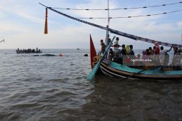 Wisata Dadakan Paus Terdampar di Pantai Situbondo