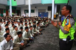Polrestabes Surabaya Sosialisasikan "SOS"