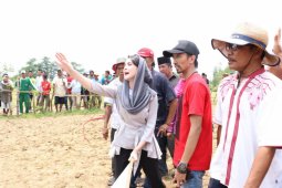 Arumi Meriahkan Kontes Karapan Sapi di Madura