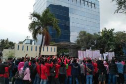 Korban kecelakaan kerja di-PHK, ratusan buruh berdemo di Toyota
