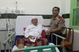 Kapolda Jatim Jenguk KH Zainuddin Djazuli