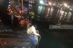 Mobil Tercebur ke Laut, KM Kumala Terlambat Sandar