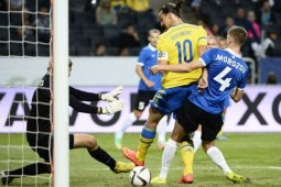 Penyerang Manchester United Zlatan Membuka Pintu Kembali ke Timnas