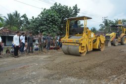 Pemprov siagakan alat berat atasi jalan rusak