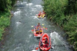 Serunya wisata arung jeram di Sungai Pesangan