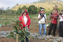 Isteri Kapolri Tanam Pohon