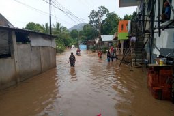 Bahu Jalan Menuju Gunung Ulin Kotabaru Longsor