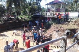 Jembatan dan pipa PDAM rusak akibat banjir