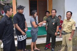 Gubernur Pastika bantu warga alami kelumpuhan