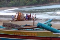 Nelayan Trenggalek Temukan Tangki Besar. Limbah Antariksa?