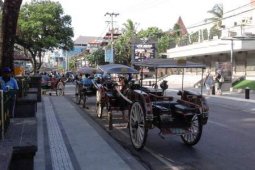 Di Pantai Kuta, kusir delman siap layani wisatawan