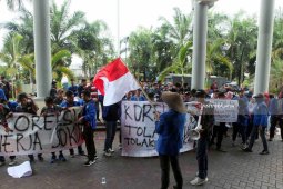 Aksi Kritisi Kenaikan Listrik BBM