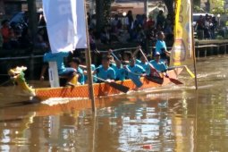Lomba perahu "dragon boat" meriahkan Festival Sungai Jawi