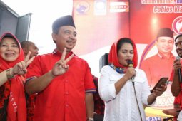 Puti Guntur Blusukan ke Pasar, Bertemu Relawan dan Nyanyi Reggae di Lumajang