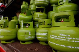 Personel Polsek Bantu Penyaluran Elpiji 3 kilogram