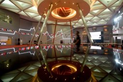 IHSG melemah seiring menantangnya  sentimen global