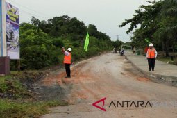 Indocement Bangun Jalan Beton di Tarjun