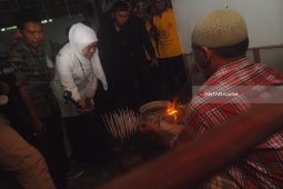 Khofifah Kunjungi Sentra Manik-manik