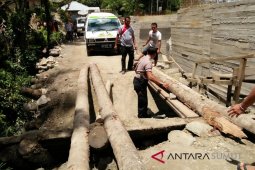 Jembatan darurat Saono ambruk