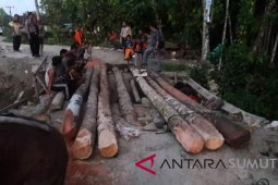 Warga dan polisi perbaiki jembatan darurat saono