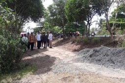 Jokowi blusukan di pinggir kali Pematang Panjang