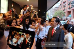 Ratusan Warga Indonesia Sambut Kedatangan Jokowi