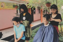 Pangling, perempuan pencukur yang terus berkeliling