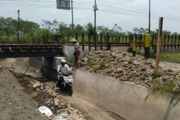 KAI Tutup Perlintasan Ilegal di Jalur Kereta