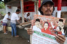 Relawan Rungkut Menanggal Kerja Bakti Dirikan Posko Gus Ipul-Puti