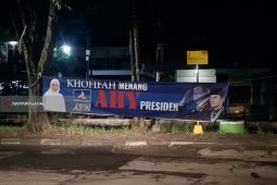 Panwaslu Surabaya Tertibkan Spanduk "Khofifah Menang AHY Presiden" di Rungkut