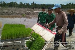 Mahasiswa STPP Bogor demonstrasikan mesin tanam padi