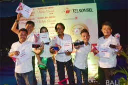 Antara Bali terima dua "Telkomsel Award"