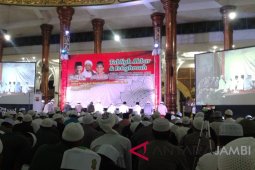 Semua kontestan Pilkada hadir di "mesjid seribu tiang"