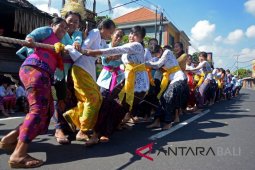 Pasca-Nyepi, ibu-ibu di Badung-Bali ikuti Tradisi 'Mbed-Mbedan' (video)