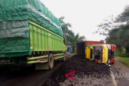 Kecelakaan truk batubara macetkan jalur Muarabulian-Jambi (Video)