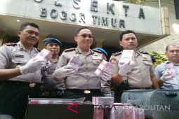 Lima pengedar uang palsu ditangkap
