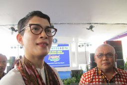 Desainer Oscar Lawalata Pamerkan 100 Batik di Paris (Video)