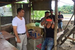 Polisi tangkap lima pria pesta sabu