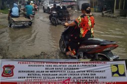 Warganet viralkan badan jalan rusak berat