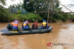 Tim Cari Korban Temggelam Di Sungai Kusan